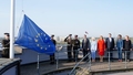 FOTO un VIDEO ⟩ Atzīmējot 20. gadadienu kopš Latvijas iestāšanās blokā, Rīgas pils tornī paceļ ES karogu