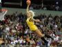 Foto: Karsējmeitenes izklaidē basketbola līdzjutējus