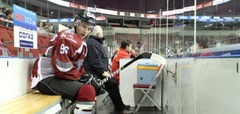 Bičevskis Latvijas hokeja izlases spēlē pret Vāciju pārsitis lūpu