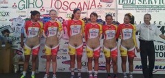 Kolumbijas komandas riteņbraucējas izceļas ar provokatīviem tērpiem