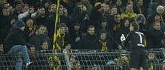 Video: «Borussia» futbolisti tribīnēs mierina kluba ultras