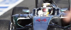 Hamiltons F-1 čempiona titula aizstāvēšanu sāk ar uzvaru