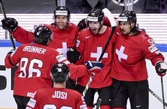 Šveices izlase ar minimālu rezultātu pārspēj Vācijas hokejistus