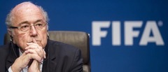 Blaters negaidīti atkāpjas no FIFA prezidenta amata