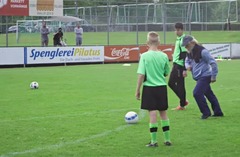 Noskaties: Šveices futbola zvaigzne pārsteidz jauniešus