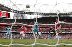Čeha kļūdas atnes zaudējumu «Arsenal» premjerlīgas pirmajā spēlē