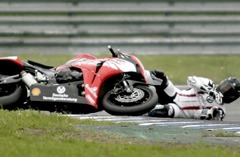 Jauns motociklists mirst pēc sadursmes junioru sacensībās Vācijā