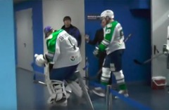 Noskaties: KHL vārtsargs pēc spēles dusmās aizlidina barjerstabiņus