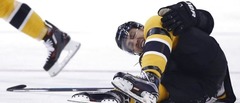 Video: Nepatīkams incidents! «Bruins» uzbrucējs neveiksmīgi krīt un salauž kāju