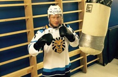 Latvijas hokejists Riekstiņš piedalīsies «Fight Arena» cīņu šovā
