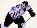 Video: Vārtsargs KHL spēlē izvicina dūres ar uzbrucēju