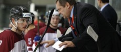 Latvijas hokeja izlases kandidāti sagrauj U-18 izlases spēlētājus