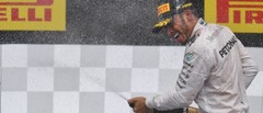 Hamiltons pēdējā aplī apdzen Rosbergu un triumfē Austrijā