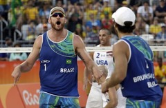 Čeruti un Šmits iekļūst Rio pludmales volejbola turnīra pusfinālā