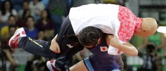 Noskaties: Japāņu cīkstone zelta medaļu nosvin ar trenera aizmešanu