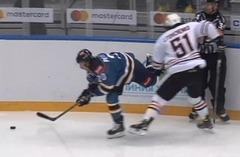 Video: «Amur» hokejists pielieto «netīru» spēka paņēmienu «celis-celī»