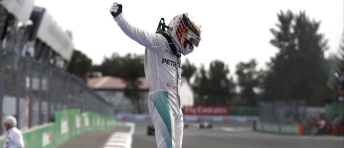 Hamiltons uzvar Meksikā un saglabā izredzes nosargāt F-1 čempiona titulu