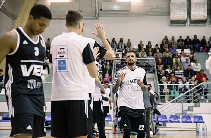 «VEF Rīga» pagarinājumā uzvar Minskas «Cmoki» basketbolistus
