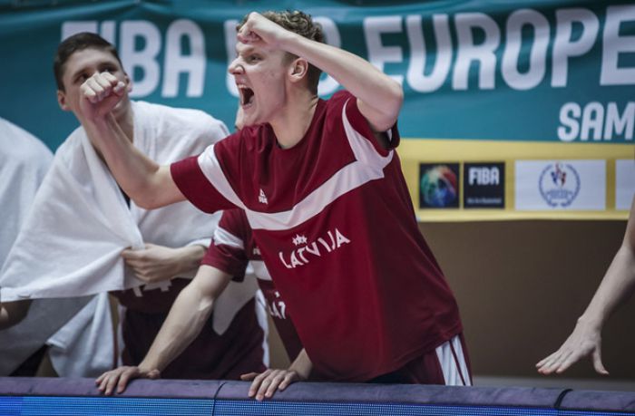 U-18 basketbolisti grūtā mačā uzvar Zviedriju un cīnīsies par 13.vietu