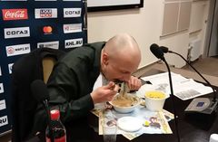 Video: Žurnālists apēd avīzi, jo Minskas «Dinamo» iekļuvis Gagarina kausa izcīņā