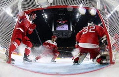 Dānijas un Francijas hokeja izlases PČ spēlēs gūst uzvaras «bullīšos»