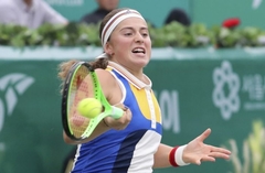 Dubultkļūdas neliedz Ostapenko pārliecinoši iekļūt Seulas turnīra ceturtdaļfinālā