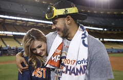 Video: Beisbola zvaigzne pēc titula izcīnīšanas bildina mīļoto meiteni