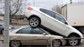Zagts auto "uzsēžas" uz jumta. Kā cietušajam vadītājam atlīdzinās zaudējumus?