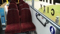 Starppilsētu autobusa šoferis pie stūres lieto mobilo telefonu, apdraudot pasažierus