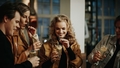 "Bad Habits" un viņu menedžere Ieva Florence līksmo albuma prezentācijā un piedāvā jaunu klipu ar aktrises dalību