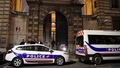 "Mums atlika iziet ārā!" Likumsargs Francijā aizvilina autozagļus līdz policijas iecirknim