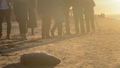 Video: sarkana lente, daudz cilvēku, viens dzīvnieciņš - Bulduros pludmalē gozējas ronēns