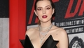 Aktrise Bella Torna filmas pirmizrādē šiko neparastā kleitā ar dziļu dekoltē