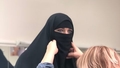 Nauris Brikmanis pārģērbies par musulmaņu sievieti gandrīz piedzīvo nelaimi