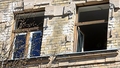 Liepājā pa otrā stāva logu izkritis divgadīgs bērns