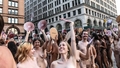 18+! Pilnīgi kaili aktīvisti Ņujorkas centrā sarīko protesta akciju