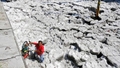 Dabas anomālija Meksikā - pēc vētras pilsētu klāj bieza ledus kārta