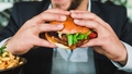Vīrietis Igaunijā iegādājas burgerus 1350 eiro vērtībā un izdāļā tos garāmgājējiem
