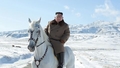 Foto: Ziemeļkorejas līderis balta rumaka mugurā jāj uz svēto kalnu