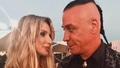 "Rammstein" solists jaunā videoklipā cenšas izvarot Krievijas popzvaigzni Lobodu