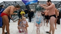 Bērnudārzs Krievijā norūda audzēkņus ar ledusaukstu ūdeni ārtelpās