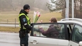 Lietuvas policisti 8. martā uz ielām sveic neskaitāmas sievietes