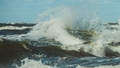 Spēcīgais vējš sacēlis pamatīgus viļņus Rīgas jūrmalā