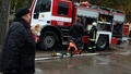 Pēc smagas avārijas Rīgā ēkas sienā ietriekusies VUGD mašīna