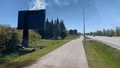 Tallinas iedzīvotāji neizpratnē - ilgstoši dūmo uz šosejas esošais reklāmas stends