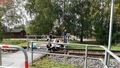 Tartu skolēni sēž uz vilciena sliedēm. Bērni skolotājas uzraudzībā mācās dzīvībai bīstamā vietā