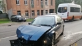 Rīgā vieglais auto ietriecas stāvošā trolejbusā