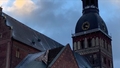Rīgas Doma baznīcai vētrā atrauts jumta fragments