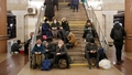 Kijevas iedzīvotāji metro stacijās meklē patvērumu