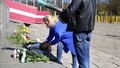 Cilvēki arī 10. maijā turpina nest ziedus pie Uzvaras parkā esošā pieminekļa. Blakus notikusi sabļaustīšanās